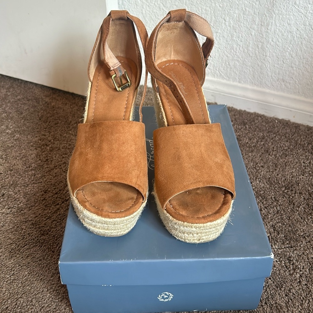 Universal thread chestnut wedge